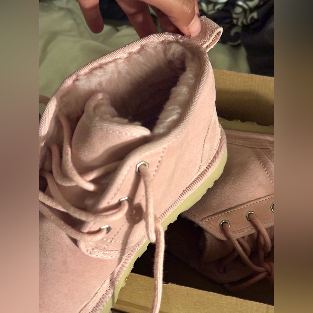Baby pink😊 women’s neumel uggs ! Only ever worn ONCE